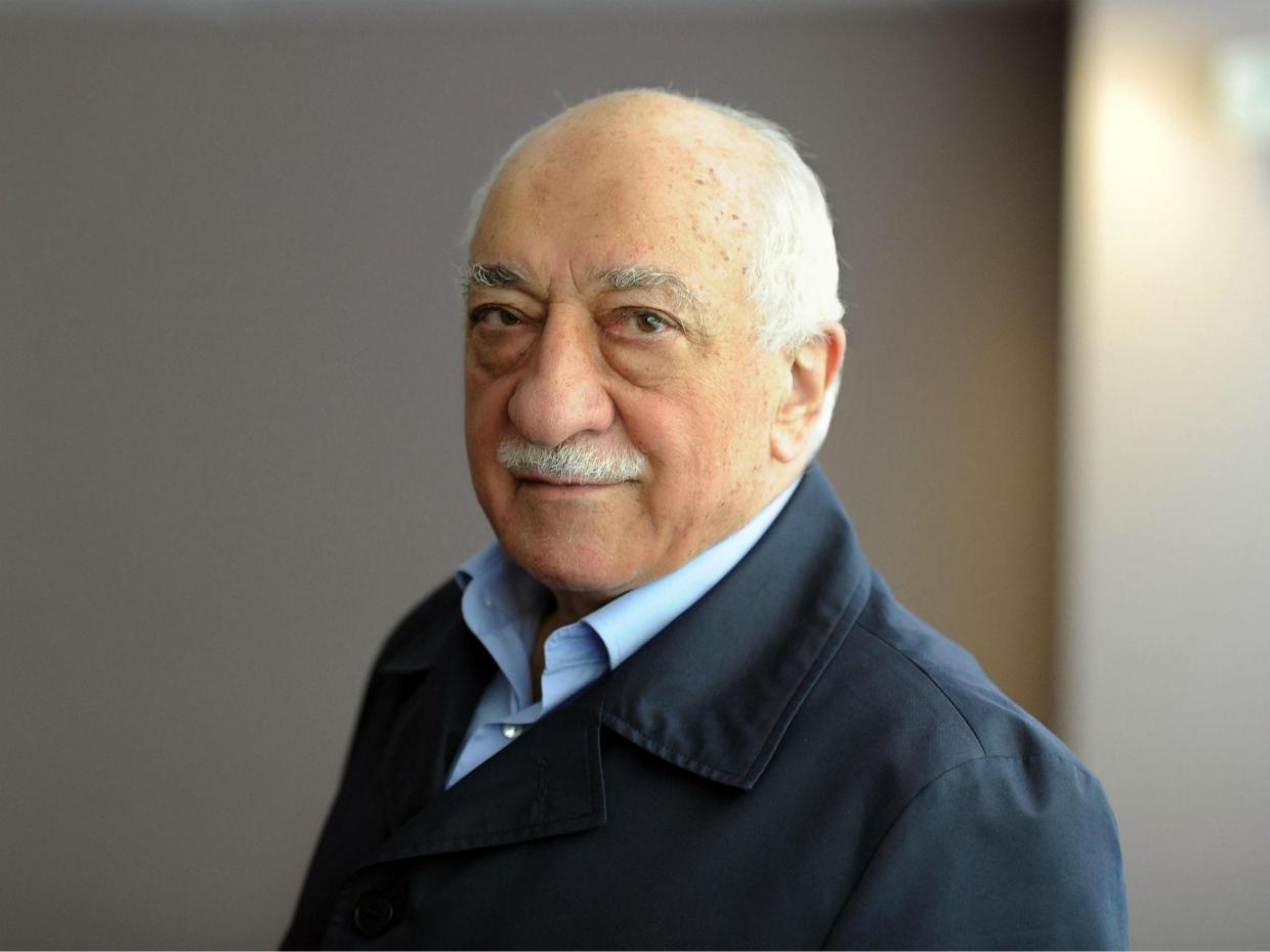 O clérigo de oposição turco Fethullah Gulen afirmou neste domingo não ter medo de extradição para a Turquia, após o presidente do país, Recep Tayyip Erdogan, ter feito tal pedido a Barack Obama; "Não tenho medo de extradição. Se decidirem assim, que seja. E que formem uma equipe internacional para investigar a tentativa de golpe militar", disse Gulen; o presidente turco acusa Gulen, que é radicado nos EUA, de ser o mentor da tentativa de golpe militar da última sexta-feira