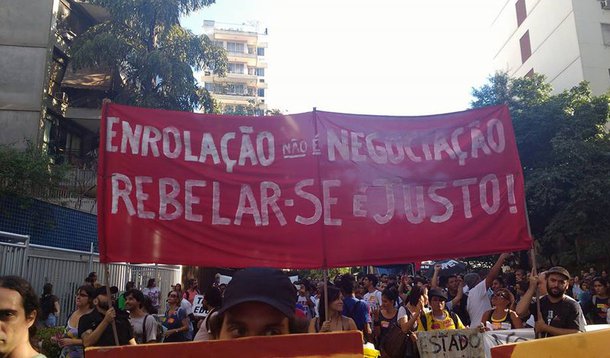 O desembargador Milton Fernandes de Souza, do Órgão Especial do Tribunal de Justiça do Rio, revogou a liminar que impedia o governo do estado de cortar o ponto dos professores em greve; a categoria está paralisada desde o dia 2 de março e a rede estadual de ensino já completa mais de 90 dias sem aula; a decisão foi tomada porque o Sindicato Estadual dos Profissionais de Educação (Sepe) não cumpriu a ordem de manter 70% do total de servidores em cada escola