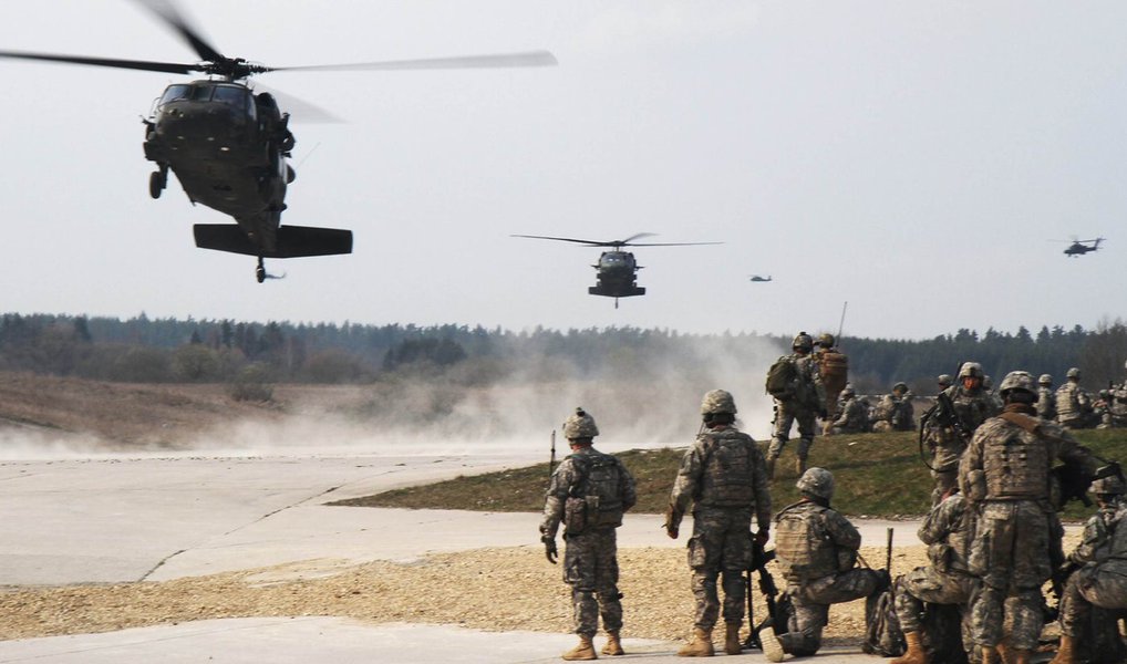 Grã-Bretanha, Alemanha e Estados Unidos levaram adiante nesta terça-feira, 14, planos para posicionar uma nova força da Organização do Tratado do Atlântico Norte (Otan) na fronteira com a Rússia a partir do ano que vem; "A Grã-Bretanha irá liderar um dos batalhões", afirmou o secretário da Defesa britânico, Michael Fallon, acrescentando que Londres irá enviar até 700 soldados para o Báltico e a Polônia; presidente russo, Vladimir Putin, ordenou inspeções relâmpago para testar a prontidão de combate de suas Forças Armadas