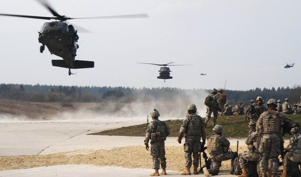 Grã-Bretanha, Alemanha e Estados Unidos levaram adiante nesta terça-feira, 14, planos para posicionar uma nova força da Organização do Tratado do Atlântico Norte (Otan) na fronteira com a Rússia a partir do ano que vem; "A Grã-Bretanha irá liderar um dos batalhões", afirmou o secretário da Defesa britânico, Michael Fallon, acrescentando que Londres irá enviar até 700 soldados para o Báltico e a Polônia; presidente russo, Vladimir Putin, ordenou inspeções relâmpago para testar a prontidão de combate de suas Forças Armadas