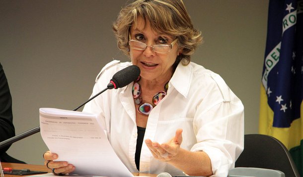 A deputada federal Erika Kokay (PT-DF) defendeu em plenário que o projeto de lei complementar, que propõe o alongamento das dívidas dos estados por 20 anos, não avance sobre os direitos dos servidores e servidoras; de acordo com a parlamentar, "os servidores não podem pagar a conta do desajuste fiscal de estados e municípios”; “Penso que há uma absurdidade em curso nesta Casa, lembrando um neologismo de Albert Camus, que, seguramente, se estivesse vivo, falaria: Está havendo uma absurdidade”, disse a congressista, que defende a limitação do projeto à renegociação das dívidas dos estados e do Distrito Federal com a União