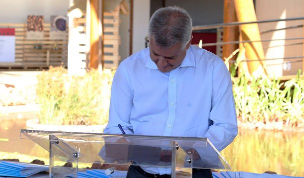 Nesta primeira versão, o projeto não tem restrições às modalidades mais baratas ou ao número de motoristas; entre os vetos, o chefe do executivo barrou a obrigatoriedade de o motorista ser dono do carro e de precisar apresentar um atestado de moradia; o governador Rodrigo Rollemeberg disse que espera uma melhoria no serviço de táxi estimulada pela concorrência e que aposta em uma eficiência maior da Lei Seca; "Na regulamentação inicial, não vamos fazer nenhum tipo de limitação ao uso dos aplicativos", afirmou em coletiva de imprensa