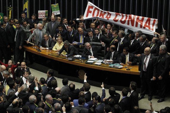 "A passagem do réu no legislativo brasileiro será lembrada em livros de história. Não pelos feitos, mas por uma trajetória marcada pelo ataque aos direitos humanos, às minorias, aos trabalhadores, às liberdades individuais e à democracia. Cunha caiu por ter mentido sobre as contas na Suíça. Caiu por ser mentiroso e ladrão. Mas o dano que ele fez à República e ao povo brasileiro foi muito maior, muito mais grave e terá consequências muito mais profundas", diz o deputado federal Jean Wyllys (Psol-RJ); "Que caia a política que Cunha representa! Que caia o governo golpista que ele ajudou a empossar, cassando 54 milhões de votos!"