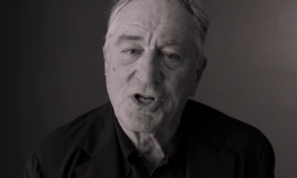 No vídeo de cerca de um minuto, o ator Robert de Niro chama Donald Trump de “estúpido”, “cão” e “porco”; “Deixa-me tão zangado que este país tenha chegado a este ponto em que este tolo chegou aonde chegou”, diz ainda