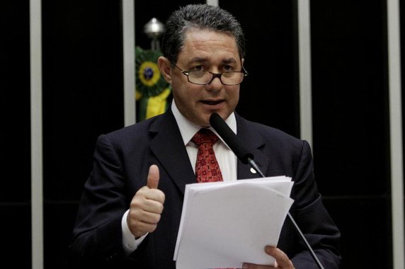 Ex-tesoureiro do PT Paulo Ferreira é um dos alvos da Operação Custo Brasil, deflagrada nesta quinta-feira, 23, pela Polícia Federal, sobre suposto esquema de pagamento de propina de contratos de prestação de serviços de informática com a empresa Consist, na ordem de R$ 100 milhões; PF tentou comprir um mandato de prisão contra Ferreira, mas não o teria encontrado; ao jornal O Globo, Ferreira disse que está em sua residência em Brasília, e que já conversou com advogados sobre a situação; "Qualquer solicitação (da polícia) vou comparecer. Estou na minha casa em Brasília. Estou tranquilo", afirmou