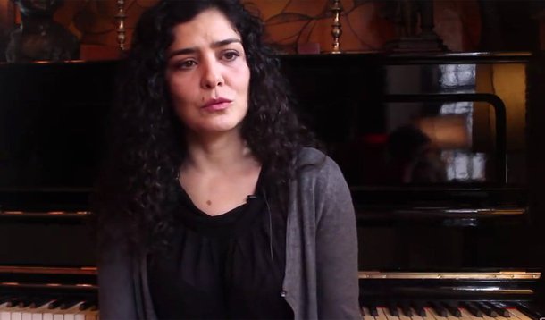 Em entrevista à revista CartaCapital, a atriz comenta o episódio em que foi agredida verbalmente durante uma manifestação contra o governo Dilma em Curitiba no último domingo, que foi filmado por ela; "Eu sinto pelo que aconteceu por todos os envolvidos, sinceramente. Porque eu sei que os sentimentos que foram fomentados ali foram fomentados na massa", disse; ela afirma ainda não estar "lutando pelo governo da Dilma, mas pela manutenção do direito cidadão de todos os brasileiros"