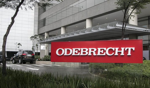 Suíça pediu auxílio às autoridades panamenhas para investigar o pagamento de propinas por parte da empreiteira Odebrecht em esquemas de corrupção no país centro-americano; "No contexto do processo criminal Petrobrás/Odebrecht, o escritório do procurador-geral da Suíça solicitou ao Panamá assistência legal mútua", informou o Ministério Público da Suíça; "Esse pedido se refere a várias empresas, entre elas várias conectadas ao grupo Odebrecht", completou o comunicado