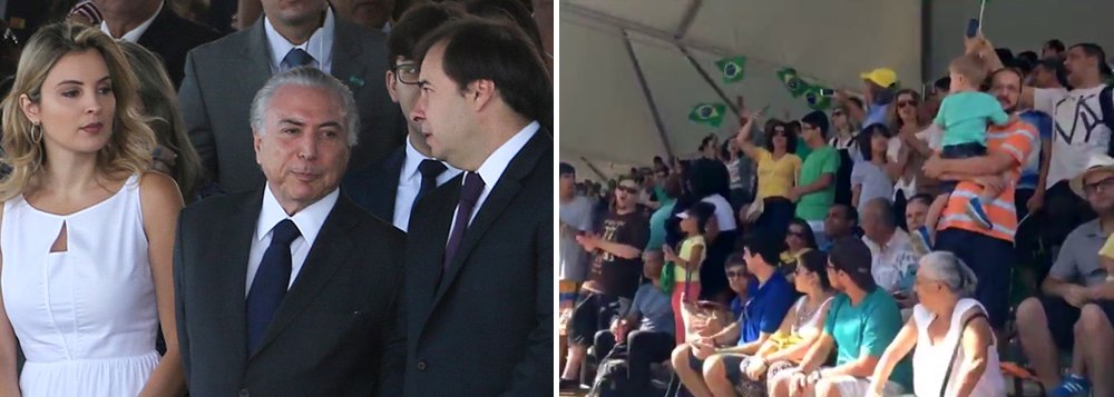 Em seu primeiro evento público após ser efetivado na presidência, há uma semana, Michel Temer ouviu gritos de "Fora Temer" e "golpista" do público posicionado para assistir ao desfile de 7 de Setembro em Brasília; os gritos aconteceram quando Temer chegava à tribuna de honra, de onde assiste ao evento ao lado da esposa e de autoridades como o presidente da Câmara e do STF; o protesto partiu de uma arquibancada coberta, próxima do peemedebista, onde ficam convidados selecionados; Temer não usa faixa presidencial e, com medo de protestos, não usou carro aberto, como é a tradição