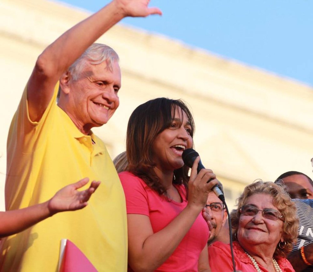 A candidata do PPS, Eliziane Gama, afirmou que "São Luís não tem sequer uma escola de tempo integral e o que é pior: não tem hoje as escolas atuais revitalizadas e reformadas. Nós temos mais de 200 prédios da rede municipal, fora as escolas comunitárias, que estão todos em situação insalubre"; "Vamos reformar e revitalizar todas as escolas de São Luís, sem exceção. Vamos garantir banheiros de qualidade, refeitórios de qualidade, área de lazer de qualidade para as nossas crianças. Feito isso, vamos construir escolas de tempo integral"