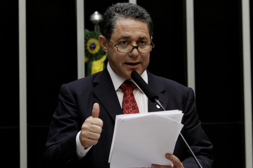 Ex-tesoureiro do PT Paulo Ferreira é um dos alvos da Operação Custo Brasil, deflagrada nesta quinta-feira, 23, pela Polícia Federal, sobre suposto esquema de pagamento de propina de contratos de prestação de serviços de informática com a empresa Consist, na ordem de R$ 100 milhões; PF tentou comprir um mandato de prisão contra Ferreira, mas não o teria encontrado; ao jornal O Globo, Ferreira disse que está em sua residência em Brasília, e que já conversou com advogados sobre a situação; "Qualquer solicitação (da polícia) vou comparecer. Estou na minha casa em Brasília. Estou tranquilo", afirmou