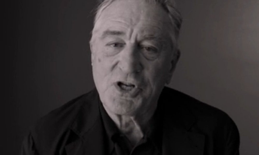 No vídeo de cerca de um minuto, o ator Robert de Niro chama Donald Trump de “estúpido”, “cão” e “porco”; “Deixa-me tão zangado que este país tenha chegado a este ponto em que este tolo chegou aonde chegou”, diz ainda