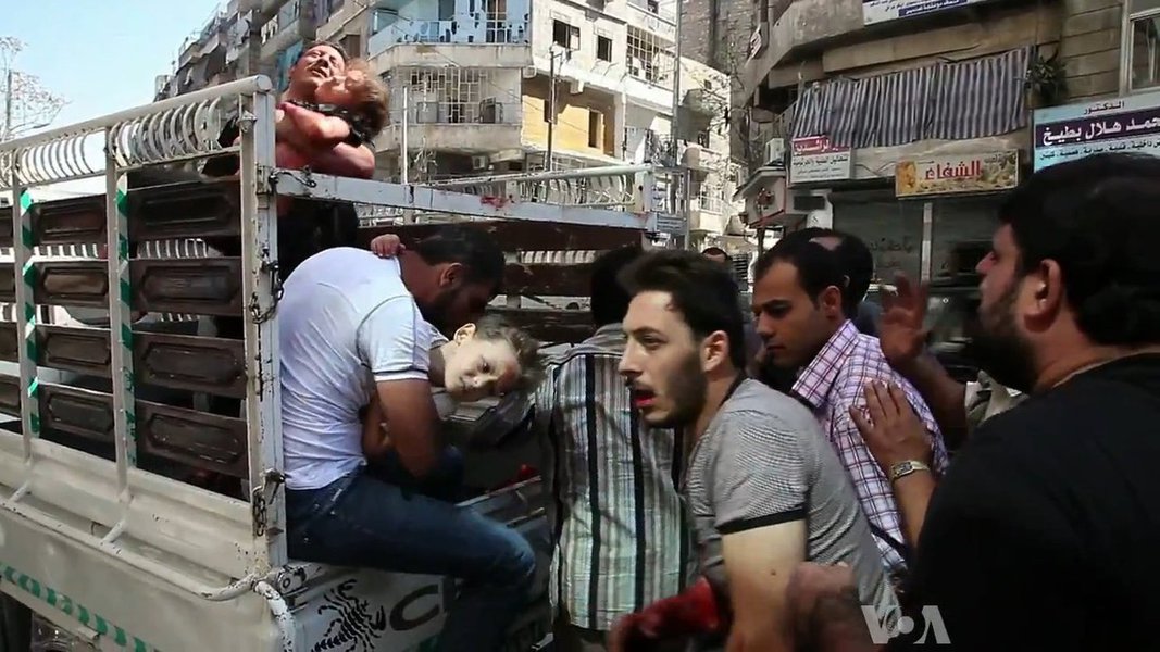 Centenas de famílias estão tentando fugir da cidade devido aos bombardeios aéreos que se intensificaram na região nos últimos dias e ao cerco das forças do regime de Bashar al-Assad; um corredor humanitário criado pela Rússia, que bombardeia rebeldes e alvos do grupo extremista Estado Islâmico; civis estão pegando ônibus que os levarão até centros de acolhimento provisórios, de acordo com a agência de notícias estatal síria Sana; cerca de 300 mil pessoas estão na região