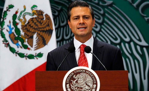 O presidente do México, Enrique Peña Nieto, substituiu nesta quarta-feira seu aliado próximo e ministro da Fazenda, Luis Videgaray, depois que os dois foram duramente criticados pela controversa visita de Donald Trump ao país na semana passada; com olhar sombrio, Peña Nieto disse em entrevista coletiva que Videgaray, que autoridades apontaram arquiteto da visita do candidato republicano à Presidência dos Estados Unidos, será substituído no comando da pasta por José Antonio Meade