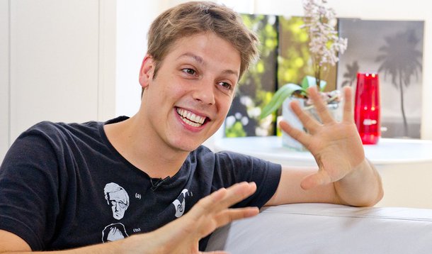 Membro do grupo Porta dos Fundos Fábio Porchat destacou neste domingo, 24, sua preocupação com a intolerância política que avança no País, após uma seguidora afirmar que não irá assistir ao filme do grupo por não gostar de "petistas"; "Tirando o fato de que eu não sou petista, nunca votei no PT em toda a minha vida e acho qualquer partido que aí esteja uma merda, o PT inclusive, fiquei triste com o teor da observação da moça", afirmou; "Percebo um movimento de exclusão do diferente, que é maléfico para qualquer sociedade. Em qualquer instância que seja. Política, futebolística, artística...", escreveu