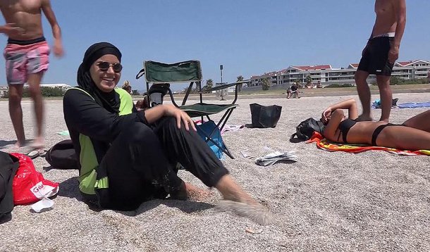 Conselho de Estado da França, a maior instância judicial administrativa do país, proibiu a cidade de Villeneuve-Loubet, nas proximidades de Nice, de vetar o uso do burkini – traje de banho muçulmano que cobre o corpo inteiro.; decisão  pode abrir um precedente legal no país; peça foi proibida em ao menos 30 cidades francesas sob a alegação de segurança após uma série de atentados de extremistas isãmicos