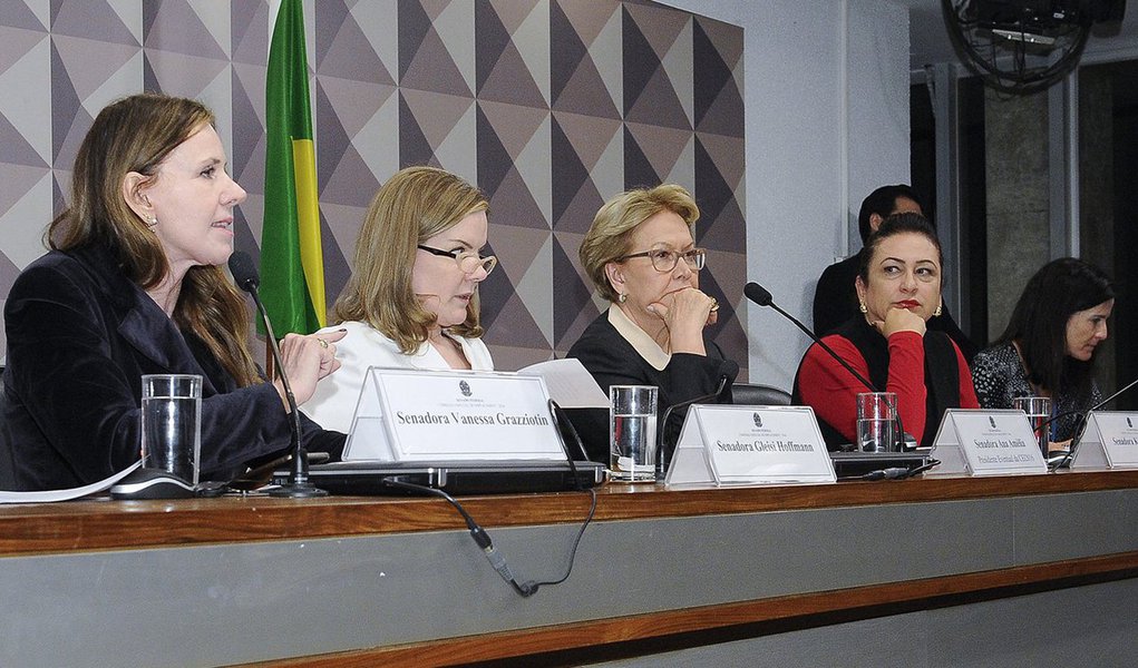 Os aliados de Dilma Rousseff negam qualquer fundamento às denúncias que embasaram a abertura do processo de impeachment; o voto em separado foi lido nesta terça (2), na Comissão Especial, pelas senadoras Vanessa Grazziotin (PCdoB-AM), Gleisi Hoffmann (PT-PR) e Kátia Abreu (PMDB-TO); "É chocante a ausência de provas contra a presidente Dilma, que foram 'catadas' a qualquer custo apenas em opiniões visceralmente apaixonadas, mas sem lastro no ordenamento pátrio", afirmou Abreu; o texto só será discutido e votado na Comissão Especial se o relatório de Anastasia for rejeitado