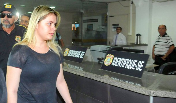 Em ofício que decretou a volta de Lidiane Leite (ex-PP) à Prefeitura de Bom Jardim (MA), a Câmara dos Vereadores do município informou que ‘inexiste qualquer impedimento para o exercício do seu mandato constituído legitimamente’; a determinação, de 5 de agosto, é do presidente da Câmara, Arão Sousa da Silva (PTC); Lidiane foi reempossada nesta terça-feira (9); no ano passado, Lidiane ficou conhecida como “prefeita ostentação” e postava fotos nas redes sociais em festas de luxo e com roupas caras; ela é suspeita de fraudes em licitação e desvio em recursos de merenda escolar; segundo o Ministério Público (MPE), cerca de R$ 15 milhões foram desviados