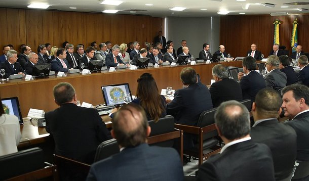 Em contrapartida à renegociação da dívida com a União, que concordou em dar seis meses de moratória e pagamentos inferiores aos valores originais das prestações por dois anos, Estados estão sendo pressionados pelo governo interino de Michel Temer a fazer privatizações; o governo do Rio de Janeiro já concordou em privatizar a Companhia Estadual de Águas e Esgotos (Cedae), estatal que faturou R$ 4,1 bilhões no ano passado; e Goiás, a Celg, a distribuidora de energia do Estado