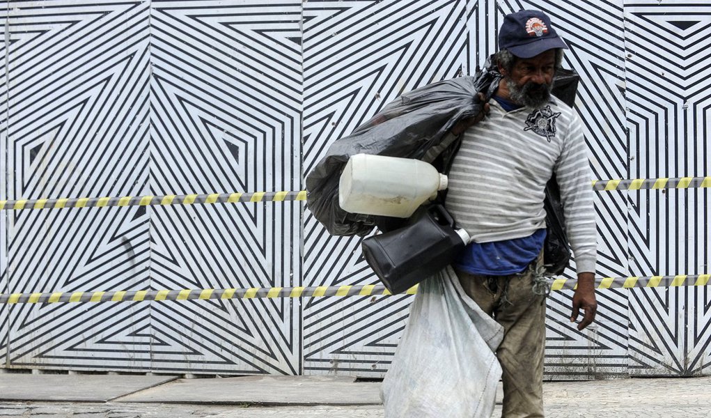 O número de relatos de casos de truculência contra a população de rua no Rio aumentou 60% de março a julho deste ano, de acordo com a defensora pública Carla Beatriz Nunes Maia, do Núcleo de Defesa dos Direitos Humanos; em depoimentos colhidos pelo órgão, os moradores de rua acusam agentes municipais e do estado de atear fogo em barracas, humilhar e forçá-los a irem para abrigos municipais; "Estava no Aterro do Flamengo com uma barraca, acampando. A equipe do Aterro Presente pegou a barraca e a mochila e tacou (sic) fogo falando que não poderia acampar", diz o trecho de um dos relatos
