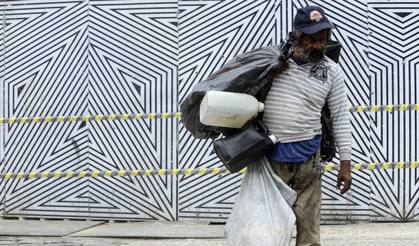 O número de relatos de casos de truculência contra a população de rua no Rio aumentou 60% de março a julho deste ano, de acordo com a defensora pública Carla Beatriz Nunes Maia, do Núcleo de Defesa dos Direitos Humanos; em depoimentos colhidos pelo órgão, os moradores de rua acusam agentes municipais e do estado de atear fogo em barracas, humilhar e forçá-los a irem para abrigos municipais; "Estava no Aterro do Flamengo com uma barraca, acampando. A equipe do Aterro Presente pegou a barraca e a mochila e tacou (sic) fogo falando que não poderia acampar", diz o trecho de um dos relatos