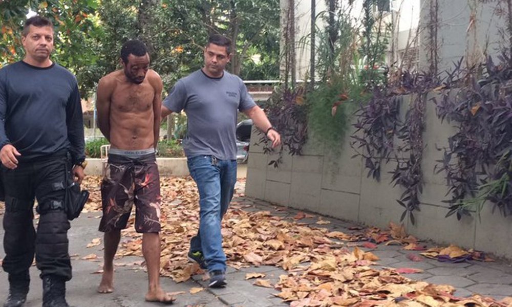 Investigações da Delegacia de Homicídios da Capital concluíram que Rojelson Santos Baptista era o principal suspeito da morte da dona de casa Chistiana de Souza Andrade, atacada a facadas na noite de quinta-feira (14), no bairro do Rio Comprido, zona norte do Rio de Janeiro, quando saía de um supermercado; o ato foi praticado na frente da filha de 7 anos da vítima; policiais militares suspeitaram de Rojelson quando descobriram que ele já havia namorado a vítima, e estava contrariado com o rompimento do namoro, que durara três anos; ao juntar as informações, o plantão judiciário decretou a prisão temporária do acusado por 30 dias