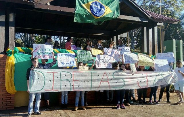 Um surto democrático toma o País? Um novo ciclo de "lutas democráticas", como as "jornadas de junho", foram classificadas por uns, desaguando numa boçal micareta udenista? Por isso, melhor pensar um pouco mais antes de embarcar em diretas