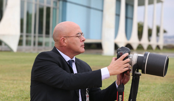 "Agora não querem ser chamados de golpistas? SÃO GOLPISTAS e a nossa imprensa está na lata de lixo da história, ao contrário da mídia internacional, que enxergou o golpe. Quando estavam batendo na presidenta Dilma não queriam saber o que viria depois, agora aguentem as consequências de ter que ir para as ruas e serem escrachados durante as coberturas das manifestações contra o governo golpista", escreveu Lula Marques, um dos principais profissionais da fotografia no Brasil