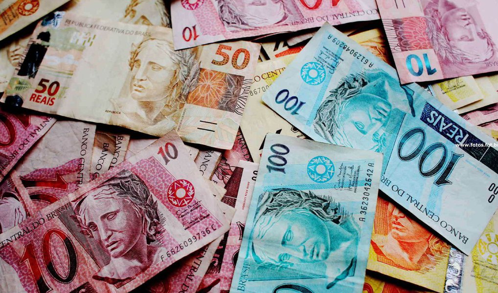 Indicador Serasa Experian de Demanda das Empresas por Crédito aponta que as empresas ampliaram em 12% a procura por crédito ao longo do mês de maio na comparação com abril; na comparação com maio do ano passado, a demanda cresceu 11,1%. No acumulado do ano, porém, houve recuo de 4,6% em relação ao mesmo período do ano passado