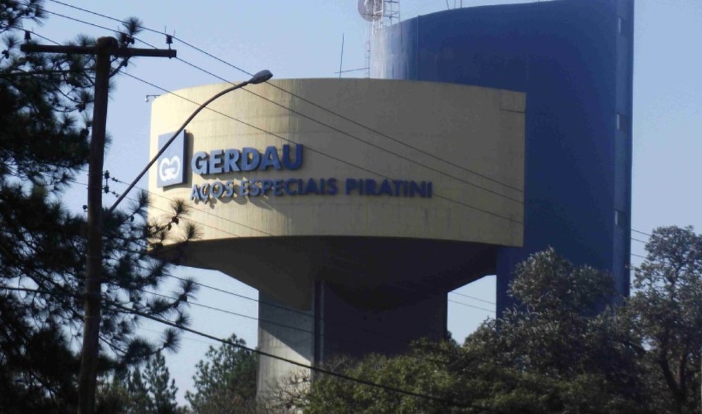 Conselho Administrativo de Recursos Fiscais (Carf) decidiu contra a Gerdau em quatro casos que tratam de questionamentos tributários que são estimados no mercado em quase R$ 4 bilhões; questionamento refere-se ao ágio de operações de rearranjo societário interno do grupo Gerdau, que o Carf entendeu que não são passíveis de abatimento de Imposto de Renda e Contribuição Social para Lucro Líquido (CSLL); advogado da Gerdau Plinio Marafon disse que a empresa vai recorrer da decisã