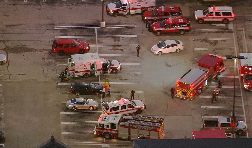 A mídia local relatou que pelo menos sete pessoas ficaram feridas no incidente em uma área comercial, na qual um homem atirava contra veículos, em Houston, Texas, nos EUA; o suspeito foi baleado por policiais