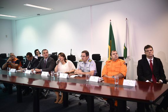 A Operação Olimpíadas, da segurança pública do governo de Brasília, transcorreu sem casos de homicídios; o trabalho integrado dos Executivos local e federal nos seis dias de jogos de futebol na cidade garantiu que a maioria dos problemas fosse de menor gravidade, como extravios (45%) e crimes contra o patrimônio (21%), em especial furtos; no perímetro de segurança, raio de 3 km ao redor do Estádio Mané Garrincha, foram registradas 171 ocorrências na esfera criminal, apenas três delas dentro da arena esportiva; “Foi um resultado mais que positivo. Em seis dias de jogos dessa magnitude, tivemos um número muito reduzido de ocorrências criminosas”, avaliou a secretária da Segurança Pública, Márcia de Alencar Araújo