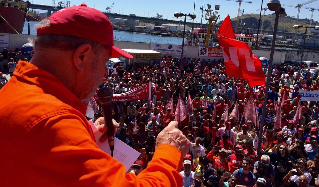 No dia em que se inicia o julgamento final do impeachment da presidente Dilma Rousseff, o ex-presidente Lula diz que "está começando a semana da vergonha nacional"; "Os senhores senadores que vão votar para Dilma ser impeachmada, que vão falar mal dela, estão caçando o voto que vocês deram em outubro de 2014", declarou, durante ato em defesa do emprego e da democracia no Estaleiro Mauá, em Niterói, no Rio; se dizendo "envergonhado" pelo Senado, Lula afirmou que senadores começam hoje a "rasgar a constituição do País ao tentar condenar uma mulher inocente"; ele citou dados de desemprego na indústria naval e defendeu que "o trabalhador humilde" não pague o preço do que está acontecendo no Brasil