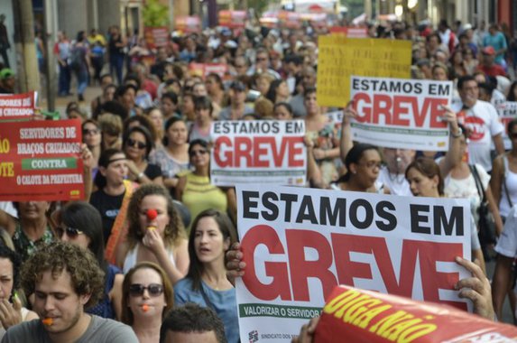 Neste Dia do Servidor Público, a comemoração se reveste de muita importância, não pelas boas notícias, mas sim pelo ataque sistemático aos direitos e benefícios dessa categoria