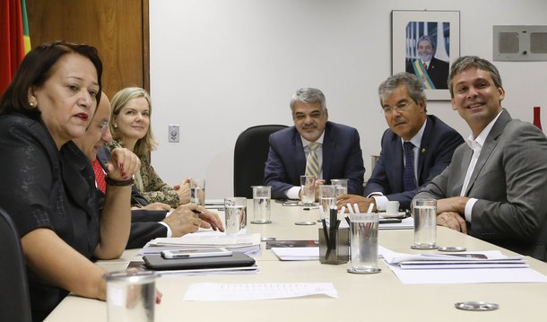 A bancada do PT no Senado divulgou nesta quinta-feira, 23, um nota de apoio à senadora Gleisi Hoffmann (PT-PR) por conta da prisão do ex-ministro Paulo Bernardo, seu marido, no âmbito da operação Custo Brasil, da Polícia Federal; "A bancada estranha que tal prisão tenha ocorrido no momento em que a Nação toma conhecimento de fatos gravíssimos de corrupção que atingem diretamente o governo provisório, o qual se instalou justamente para tentar paralisar as investigações da Lava Jato", criticam os senadores