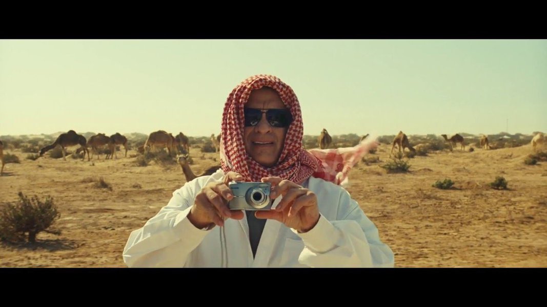 Filme que estreou nesta quinta-feira nos cinemas brasileiros, por mais que tenha o grande Tom Hanks como protagonista, não consegue transpor a linha tênue de um filme comum para um filme interessante