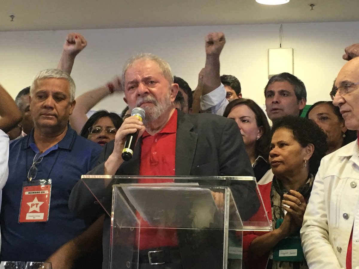 O presidente Lula tem de ir às ruas para se defender e proteger a incipiente democracia brasileira, que hoje é alvo de servidores públicos, de empresários de mídias e de uma direita partidária que representam o obscurantismo, a opressão, a repressão, a retirada de direitos, a entrega do patrimônio público nacional e a intolerância contra a ascensão social e econômica do povo brasileiro