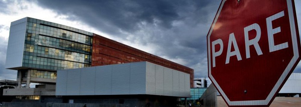 O relator das ações sobre a operação Drácon, o desembargador José Divino, do TJDF negou o pedido para prender temporariamente o ex-servidor da Câmara Legislativa (CLDF) Alexandre Braga Cerqueira; ligado ao deputado Bispo Renato (PR), ele foi alvo da terceira fase da operação que apura um suposto esquema de desvio de verbas para pagamento de propina; de acordo com o promotor Clayton Germano, a prisão foi pedida porque Cerqueira foi apontado como operador do suposto esquema em depoimento e gravações antes de as imagens registrarem a saída dos documentos da CLDF