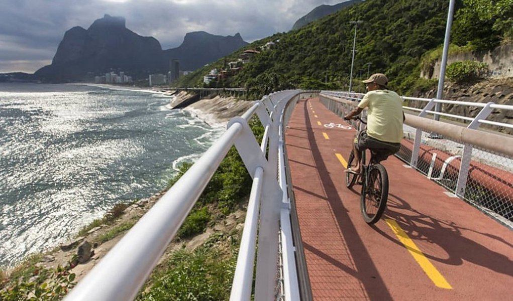 O trecho da ciclovia Tim Maia - que ligará a orla da Barra da Tijuca a São Conrado - será inaugurado no próximo sábado (3), e a prefeitura do Rio de Janeiro divulgou os critérios e procedimentos para o fechamento da via em caso de chuvas; em 21 de abril deste ano, o outro trecho da ciclovia, ligando o Leblon a São Conrado, desabou e deixou dois mortos durante uma ressaca; segundo o subsecretário de defesa civil, coronel bombeiro Marcio Motta, o plano também será usado na outra parte da via e é fruto de um "amadurecimento"; ele admitiu que o protocolo poderia ter evitado a tragédia