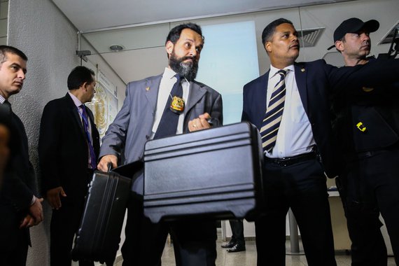 Para os procuradores do Ministério Público Federal, que pediram as prisões temporárias dos quatro policiais legislativos, embora as varreduras estejam previstas no regulamento interno do Senado, tais ações configuraram uma obstrução da Justiça por terem utilizado recursos públicos para ações de contrainteligência fora do Congresso Nacional, em endereços de parlamentares atualmente investigados pelo STF; os senadores que teriam se beneficiado das ações negaram ilegalidades