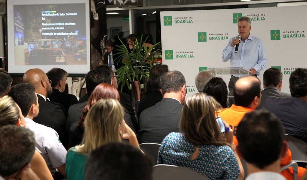 O governador Rodrigo Rollemberg se reuniu com gestores de órgãos do Executivo para apresentar um balanço das realizações do governo e reafirmar sua confiança no trabalho de enfrentamento à crise financeira que o País e o DF atravessam; as medidas adotadas, conforme destacou, evitaram o atraso ou parcelamento dos salários, expedientes usados por estados como Rio de Janeiro, Minas Gerais e Rio Grande do Sul; “O equilíbrio fiscal hoje é uma condição fundamental para que o Estado possa cumprir o seu papel de promover o desenvolvimento, reduzir as desigualdades sociais e gerar empregos”, disse