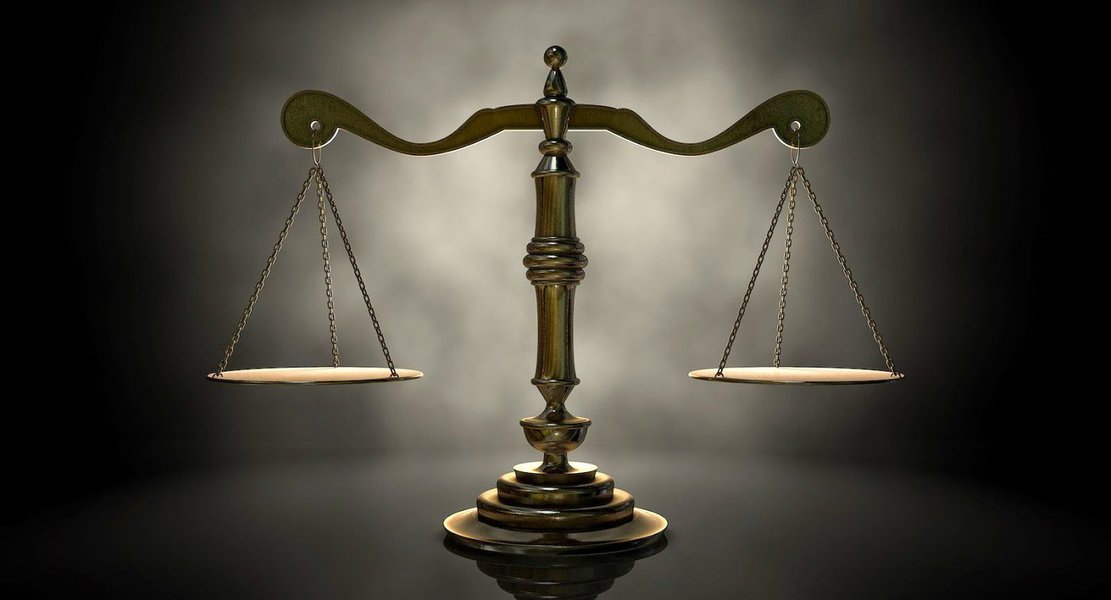 'O maior ti-ti-ti do fim de semana em Brasília foram as notícias de que um importante advogado, atuante nos tribunais superiores de Brasília, estaria em negociações com o Ministério Público para fazer uma delação premiada de explodir o quarteirão', escreve a jornalista Helena Chagas, no site Os Divergentes; ainda segundo Helena, as supostas investigações se dão no âmbito da Operação Zelotes, embora a expectativa inicial se desse pela Lava Jato