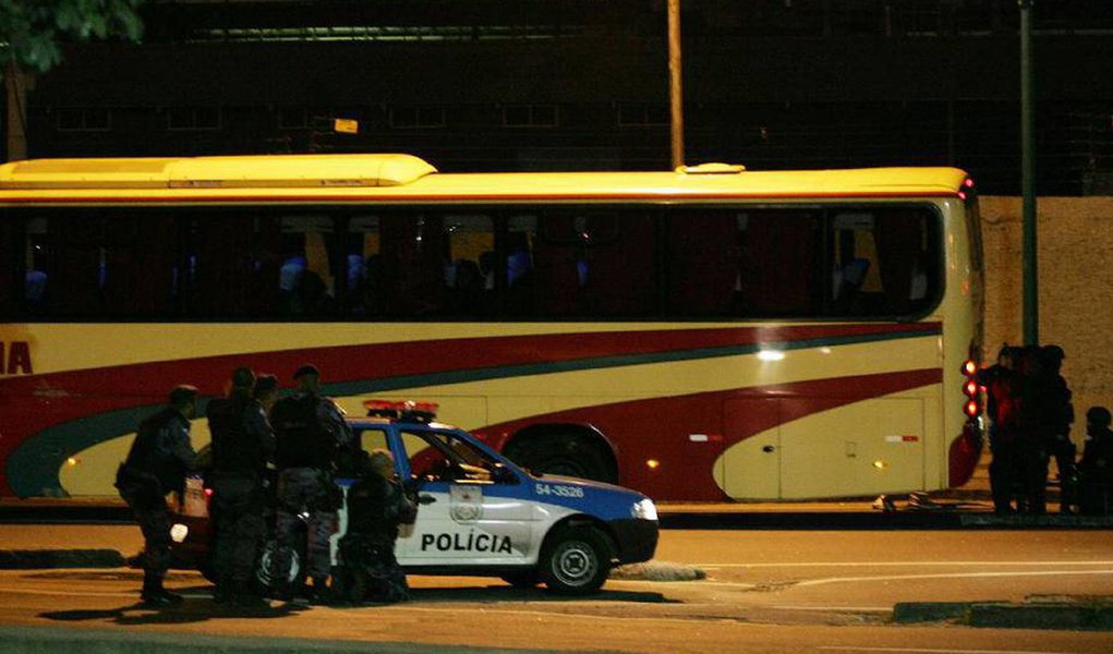 Os registros de roubos praticados dentro de ônibus aumentaram em 11 de 12 delegacias do Centro e das zonas Norte e Sul com base em dados do Instituto de Segurança Pública (ISP); a estatística mais preocupante é a da 4ª DP (Central): foram 219 assaltos de janeiro a agosto de 2016, contra 146 no mesmo período do ano passado. Em termos percentuais, o pior resultado é o da 12ª DP (Copacabana), que registrou um aumento de 110% (de 19 para 40 casos)