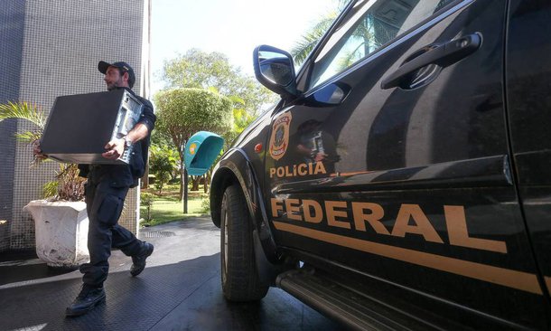 A Polícia Federal cumpre 42 mandados judiciais em seis estados e no Distrito Federal em uma operação para apurar supostas fraudes fiscais junto à Receita Federal; de acordo com a polícia, o prejuízo estimado é de pelo menos R$ 100 milhões; a corporação informou que o esquema fraudava o sistema por meio de compensações de créditos tributários irregulares, utilizando créditos "fantasmas" com o objetivo de quitar dívidas de empresas com o Fisco recorrendo a um software