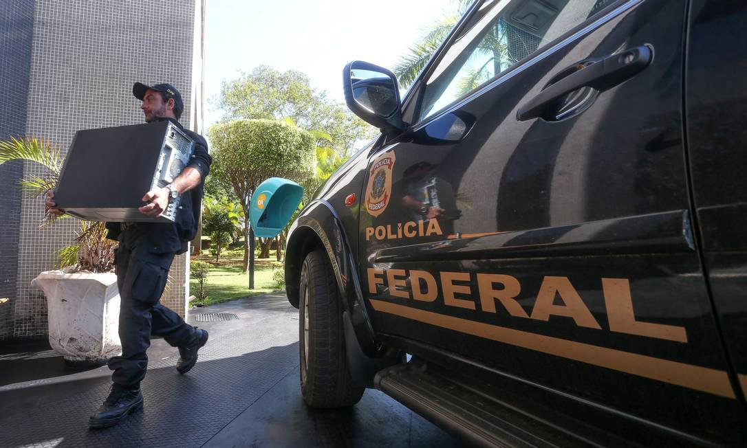 A Polícia Federal cumpre 42 mandados judiciais em seis estados e no Distrito Federal em uma operação para apurar supostas fraudes fiscais junto à Receita Federal; de acordo com a polícia, o prejuízo estimado é de pelo menos R$ 100 milhões; a corporação informou que o esquema fraudava o sistema por meio de compensações de créditos tributários irregulares, utilizando créditos "fantasmas" com o objetivo de quitar dívidas de empresas com o Fisco recorrendo a um software