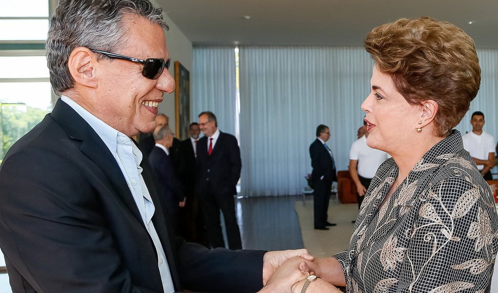 Cantor e compositor Chico Buarque, que foi ao Senado assistir à defesa da presidente Dilma no processo de impeachment, nesta manhã, avaliou o discurso como "muito bom" e a presidente "firme nas respostas"; mas ressalta que ela é vítima de um golpe sujo: "se fosse limpo, ela ganhava né?"; assista