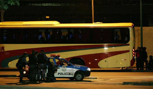 Os registros de roubos praticados dentro de ônibus aumentaram em 11 de 12 delegacias do Centro e das zonas Norte e Sul com base em dados do Instituto de Segurança Pública (ISP); a estatística mais preocupante é a da 4ª DP (Central): foram 219 assaltos de janeiro a agosto de 2016, contra 146 no mesmo período do ano passado. Em termos percentuais, o pior resultado é o da 12ª DP (Copacabana), que registrou um aumento de 110% (de 19 para 40 casos)