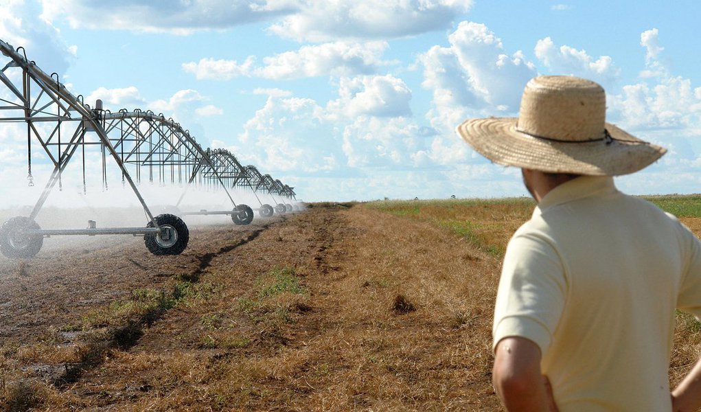 Mais de 15 quilômetros de canais de irrigação no Distrito Federal foram revitalizados em 2016 pela Secretaria da Agricultura, Abastecimento e Desenvolvimento Rural e pela Empresa de Assistência Técnica e Extensão Rural do Distrito Federal (Emater-DF); a quantidade é quase duas vezes maior do que em todo o ano de 2015; as ações foram concentradas nos núcleos rurais de Tabatinga e Santos Dumont, em Planaltina, de Olaria, em Brazlândia, e nas zonas rurais de Vargem Bonita e do Riacho Fundo
