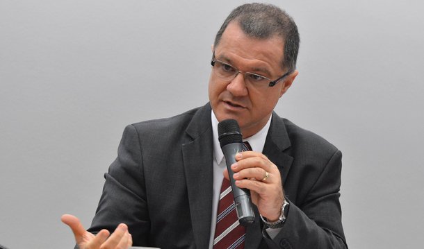 Alvo de mandado de busca e apreensão na operação Custo Brasil nesta manhã, o ex-ministro da Previdência Carlos Gabas negou qualquer relação com as irregularidades investigadas e disse que já acionou sua advogada para ir à PF prestar depoimento sobre o caso; "Não tenho absolutamente nada a ver e quero esclarecer isso", disse; Gabas distacou que o Ministério da Previdência durante a sua gestão não teve nenhum relacionamento com a Consist, empresa acusada de pagar propina em contratos do Ministério do Planejamento; "Eu quero que esclareça, eu quero ir lá prestar depoimento", afirmou