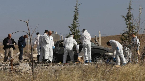 Nove soldados turcos foram mortos e mais de 20 pessoas ficaram feridas neste domingo, quando supostos militantes curdos detonaram um carro-bomba que destruiu um ponto de verificação perto de uma delegacia de polícia no sudeste do país, disseram fontes de segurança; a explosão atingiu a estação de Durak, 20 km (12 milhas) da cidade de Semdinli, em uma parte montanhosa da província de Hakkari, perto da fronteira com o Iraque e Irã, onde militantes do Partido dos Trabalhadores do Curdistão (PKK) estão ativos