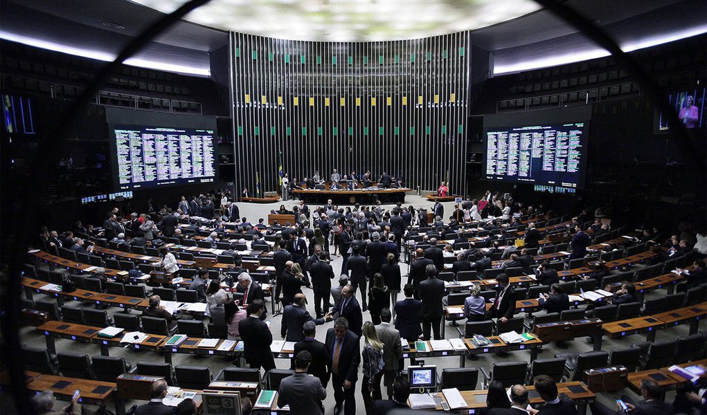 Vou fazer oposição a este governo golpista de Michel Temer até o dia 31 de dezembro de 2018. Não é correto o ataque que eles fizeram à democracia. Tomaram o mandato da presidente Dilma, rasgando a Constituição, mas declaro que, pelo meu país, na próxima segunda-feira vou votar a favor da PEC 241
